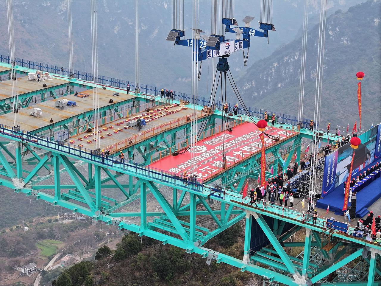 Huajiang Kanyon Köprüsü'nün inşa süreci - CNN International