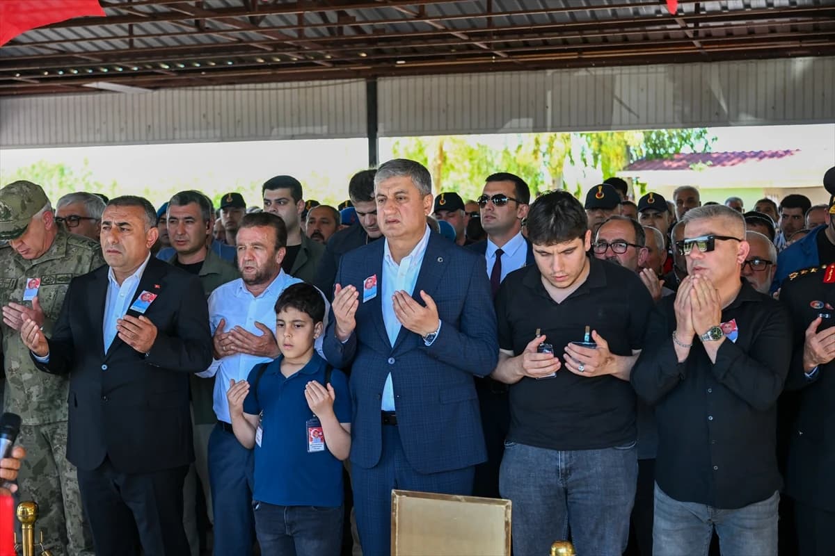 Trafik kazasında şehit düşen polis memuru son yolculuğuna uğurlandı