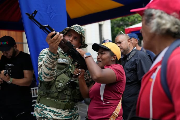 Trump'ın savaş gemilerine Maduro Tanklarla yanıt verdi