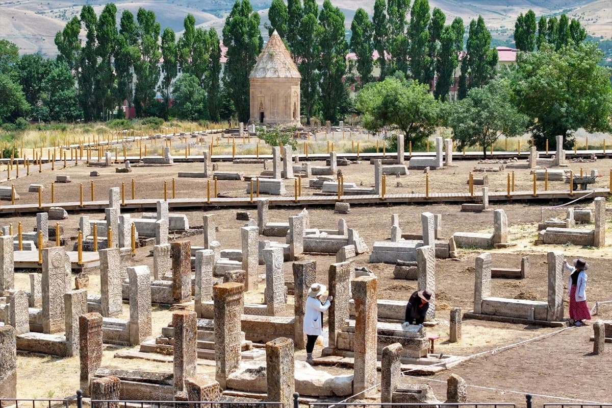 Cerrahi titizlikle temizliyorlar: Tarihi Selçuklu Mezarlığı'nda çalışmalar sürüyor