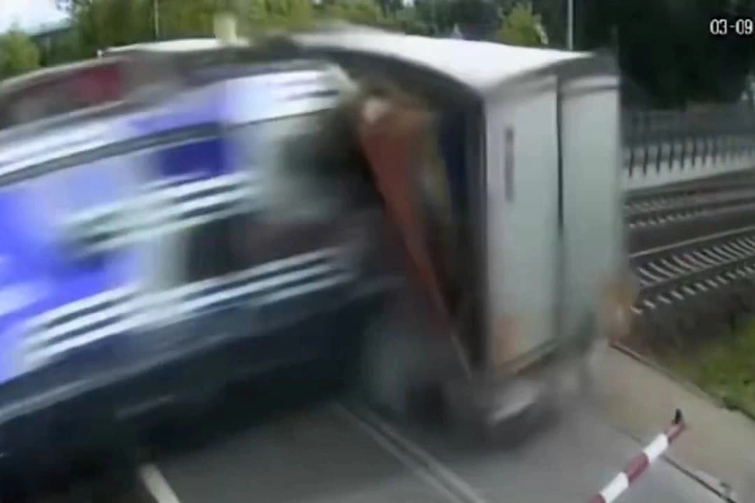 Polonya'da trafik kazası: Tren tıra çarptı