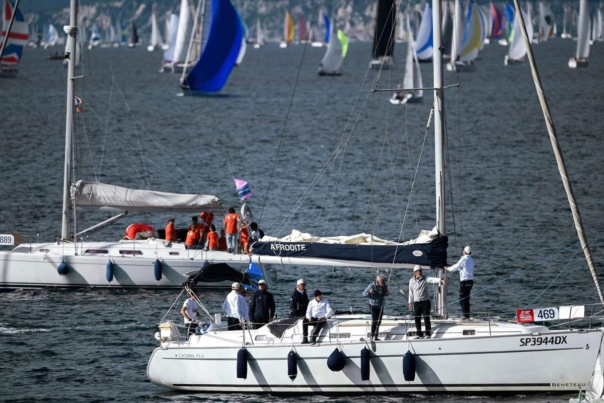 Bini aşkın yelkenli Trieste Körfezinde kozlarını paylaşıyor