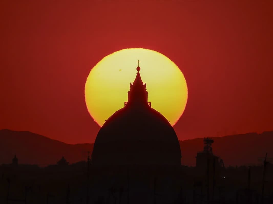 Kırmızının bin bir tonu: Roma'da bir gün batımı...