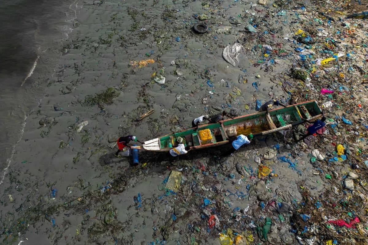 Batı Afrika'nın simge körfezlerinden biri plastik kirliliğiyle mücadele ediyor