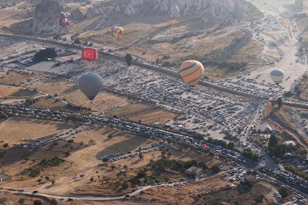 Balon festivali renkli anlara sahne oldu