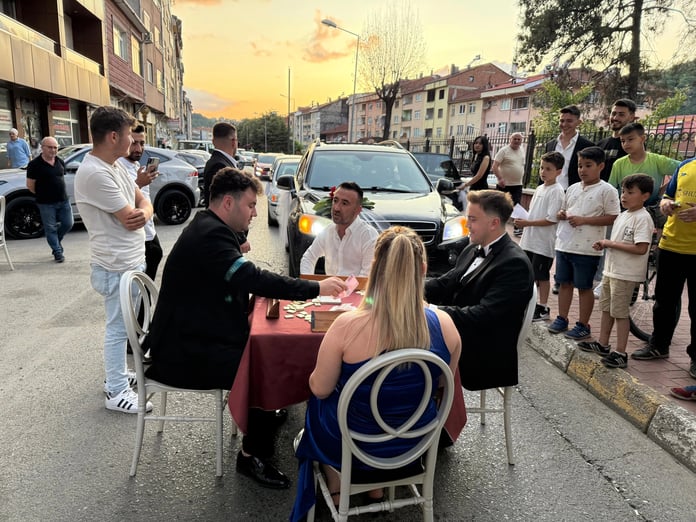 Okey masası kurarak düğün konvoyunu önünü kestiler 