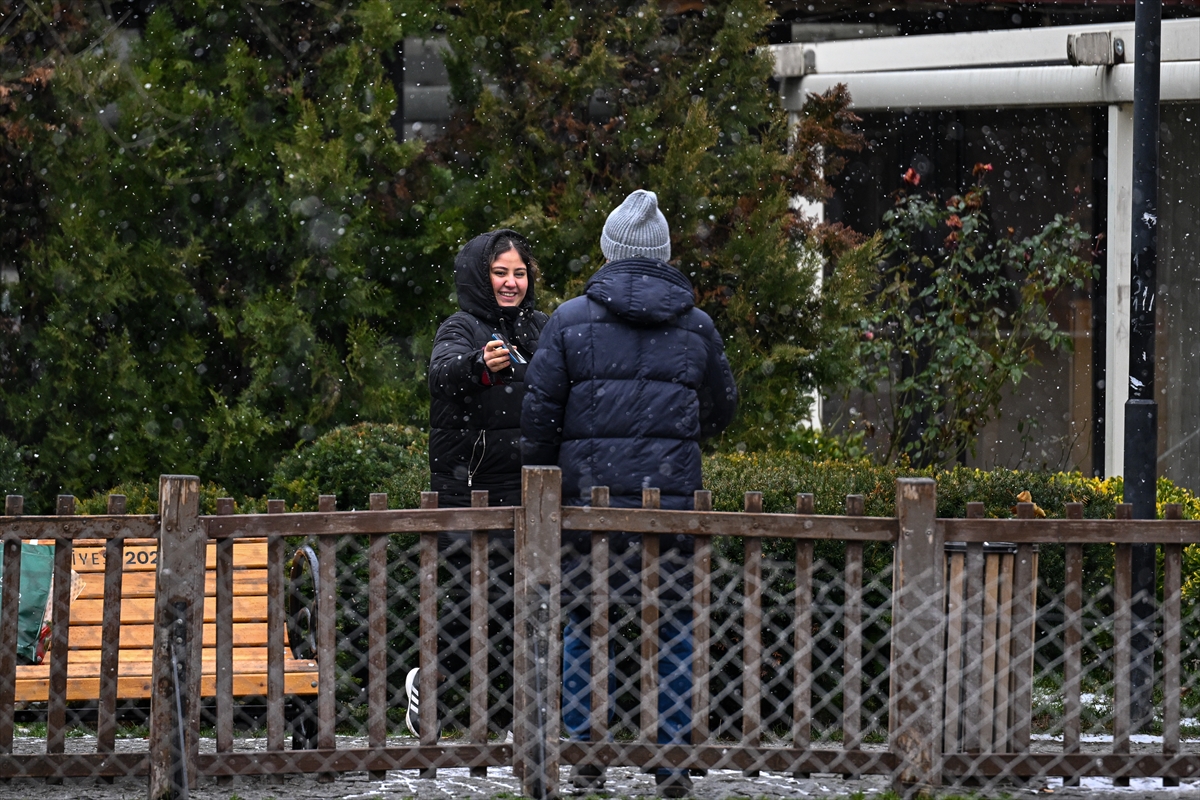 Ankara’nın sembolü Kuğulu Park’ta kış manzarası