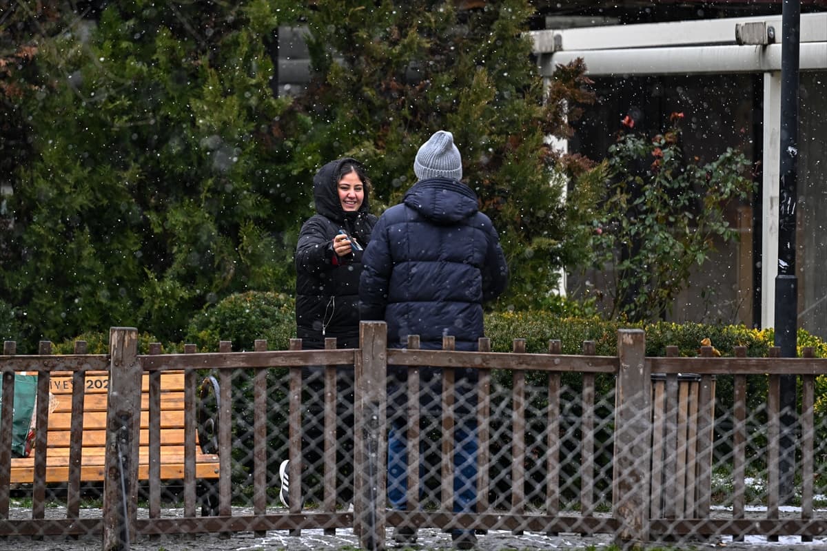 Ankara’nın sembolü Kuğulu Park’ta kış manzarası