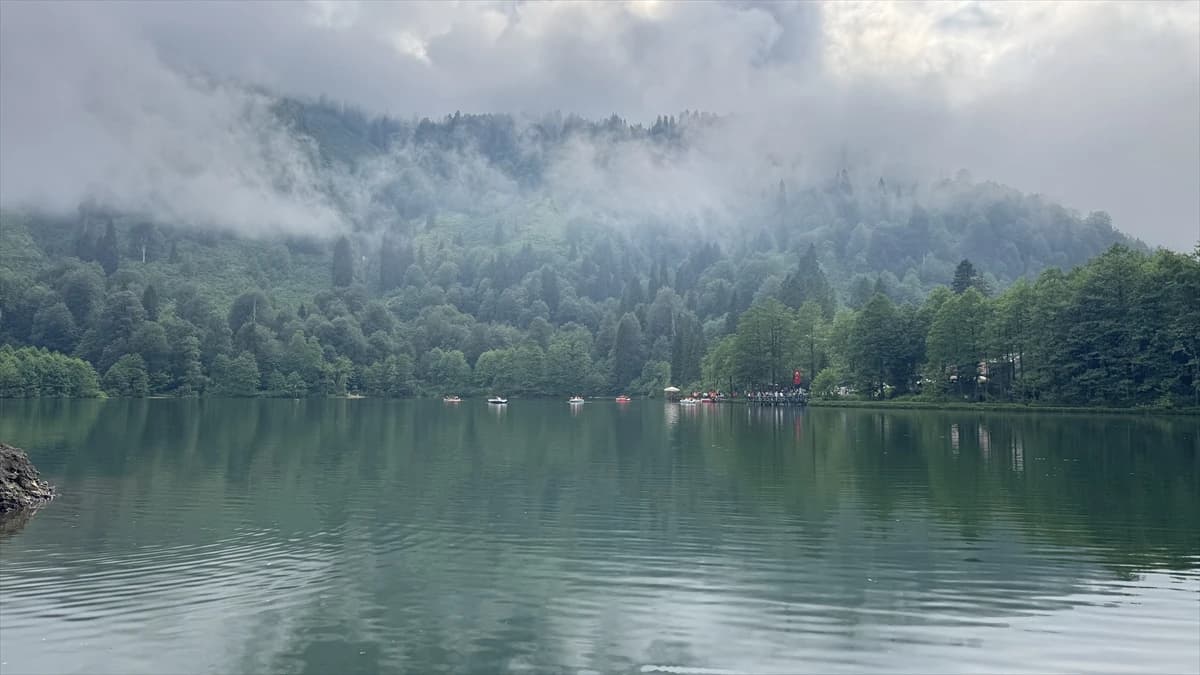 Borçka Karagöl Tabiat Parkı'na ziyaretçi akını