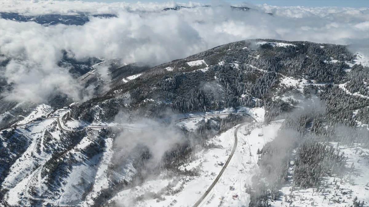 Kastamonu'da kar yağışı Ilgaz ve Yaralıgöz dağlarını beyaza bürüdü