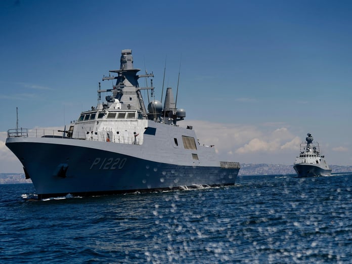 Pakistan MİLGEM gemisi Khaibar ve AKHİSAR karakol gemisi aynı anda seyirde