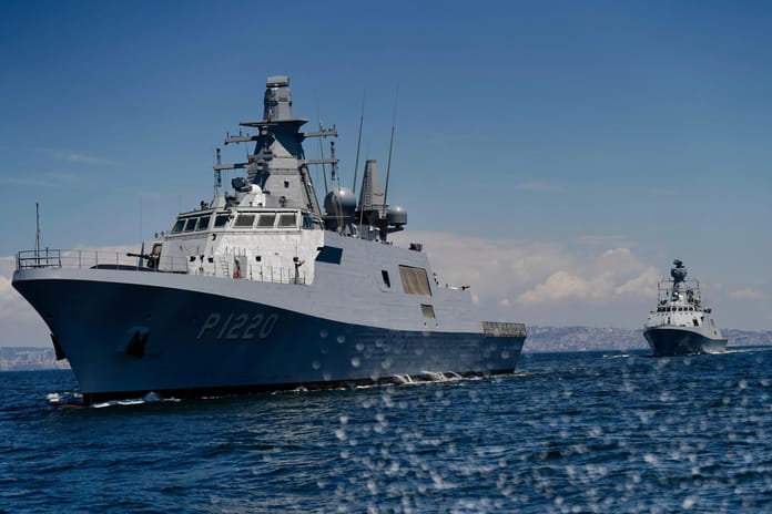 Pakistan MİLGEM gemisi Khaibar ve AKHİSAR karakol gemisi aynı anda seyirde