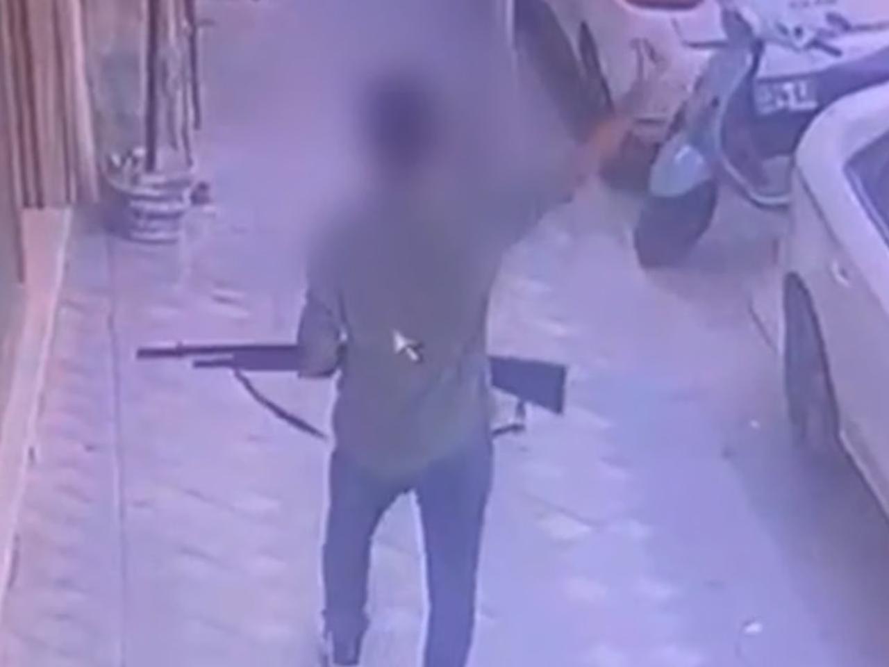 Eşine kızdı tüfeğini alıp sokakta gezdi
