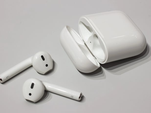 iOS 26 ile AirPods video çekimlerinde mikrofon olarak kullanılabilecek