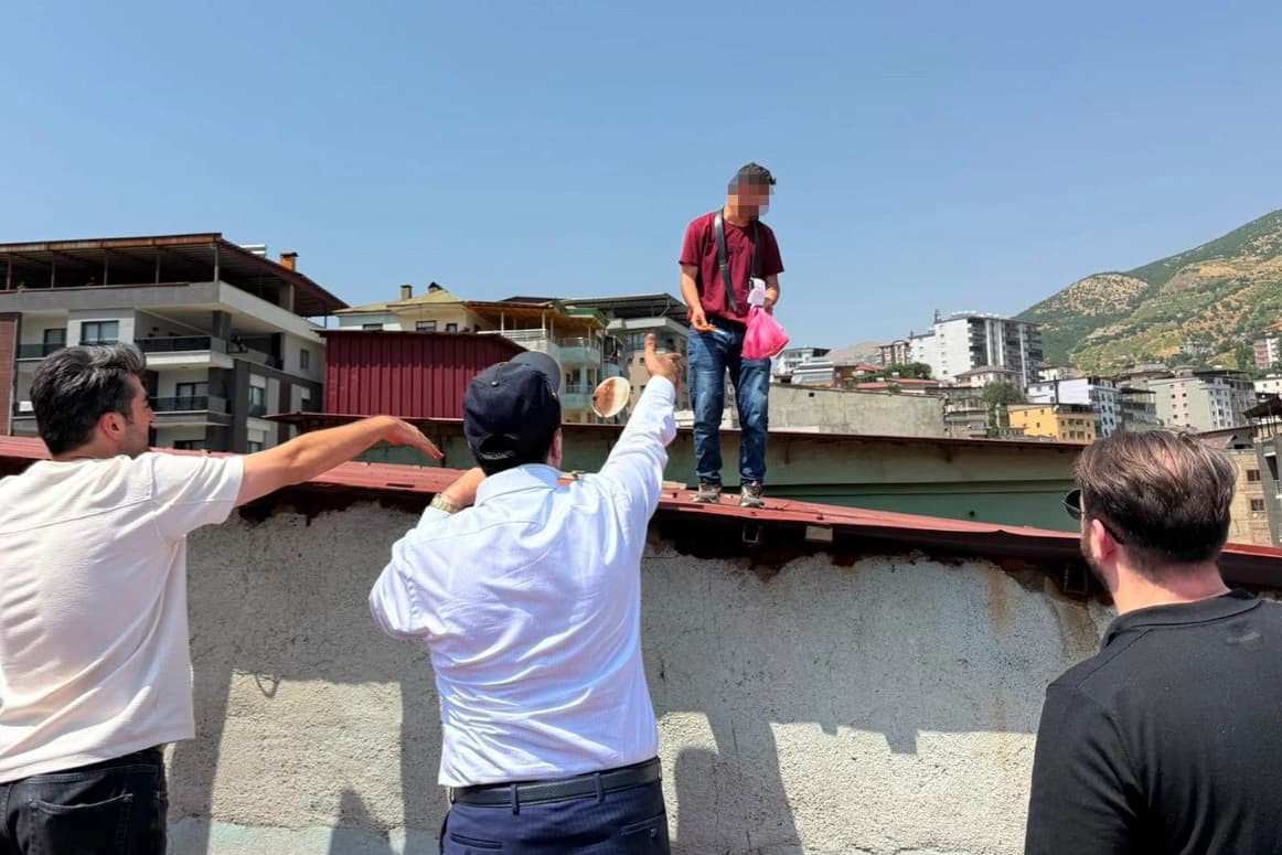 Türkiye'yi gezen 'intiharkolik' bu kez de Hakkari'de