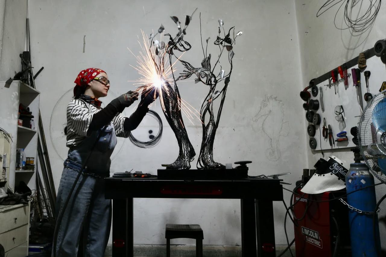 Metal parçalar kadın gücüyle sanat eserine dönüşüyor