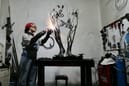 Metal parçalar kadın gücüyle sanat eserine dönüşüyor