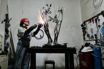 Metal parçalar kadın gücüyle sanat eserine dönüşüyor