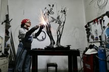 Metal parçalar kadın gücüyle sanat eserine dönüşüyor