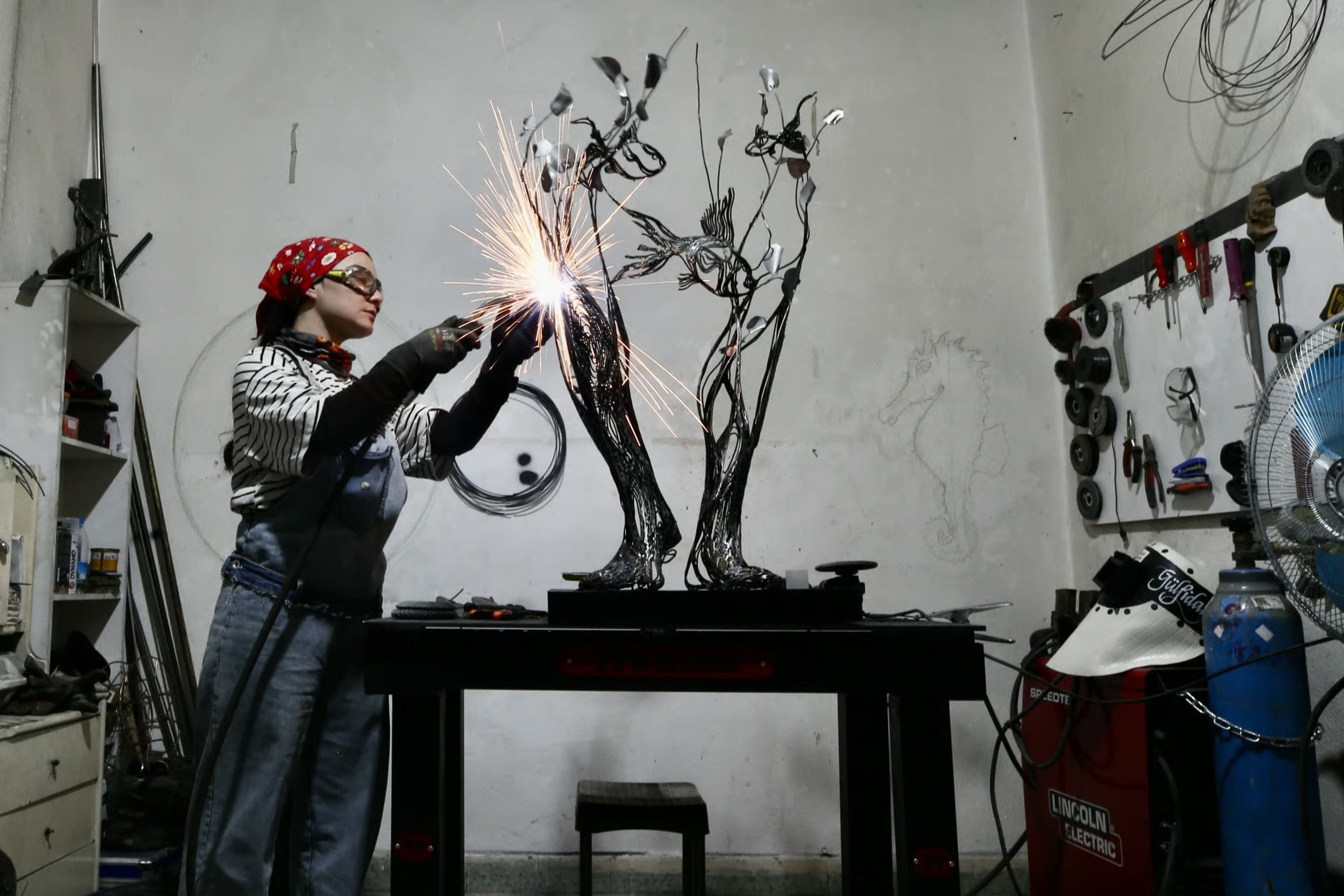 Metal parçalar kadın gücüyle sanat eserine dönüşüyor