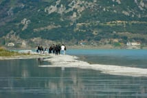Eğirdir Gölü’nde mucizevi görüntü: Suyun içinden yol çıktı