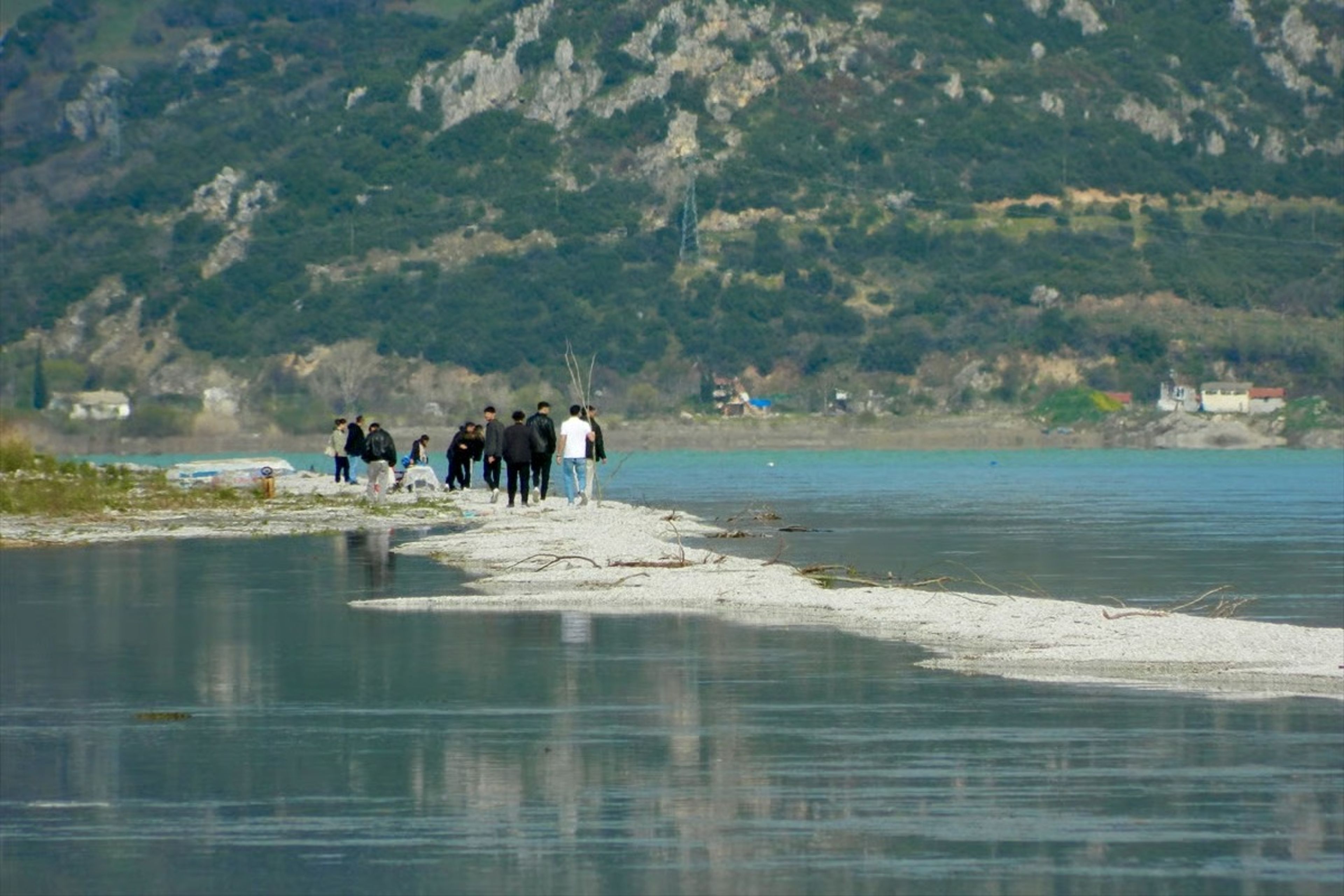 Eğirdir Gölü’nde mucizevi görüntü: Suyun içinden yol çıktı