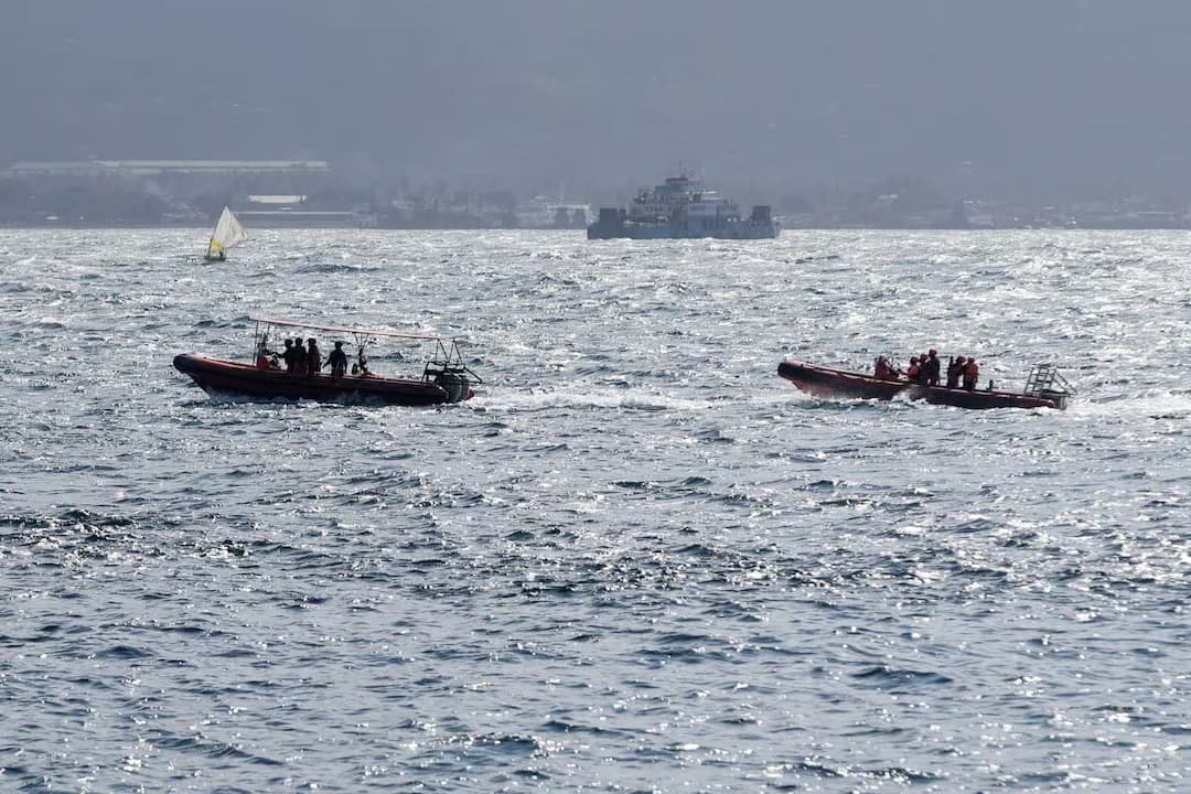Endonezya'da feribot battı: 38 kişi hala kayıp