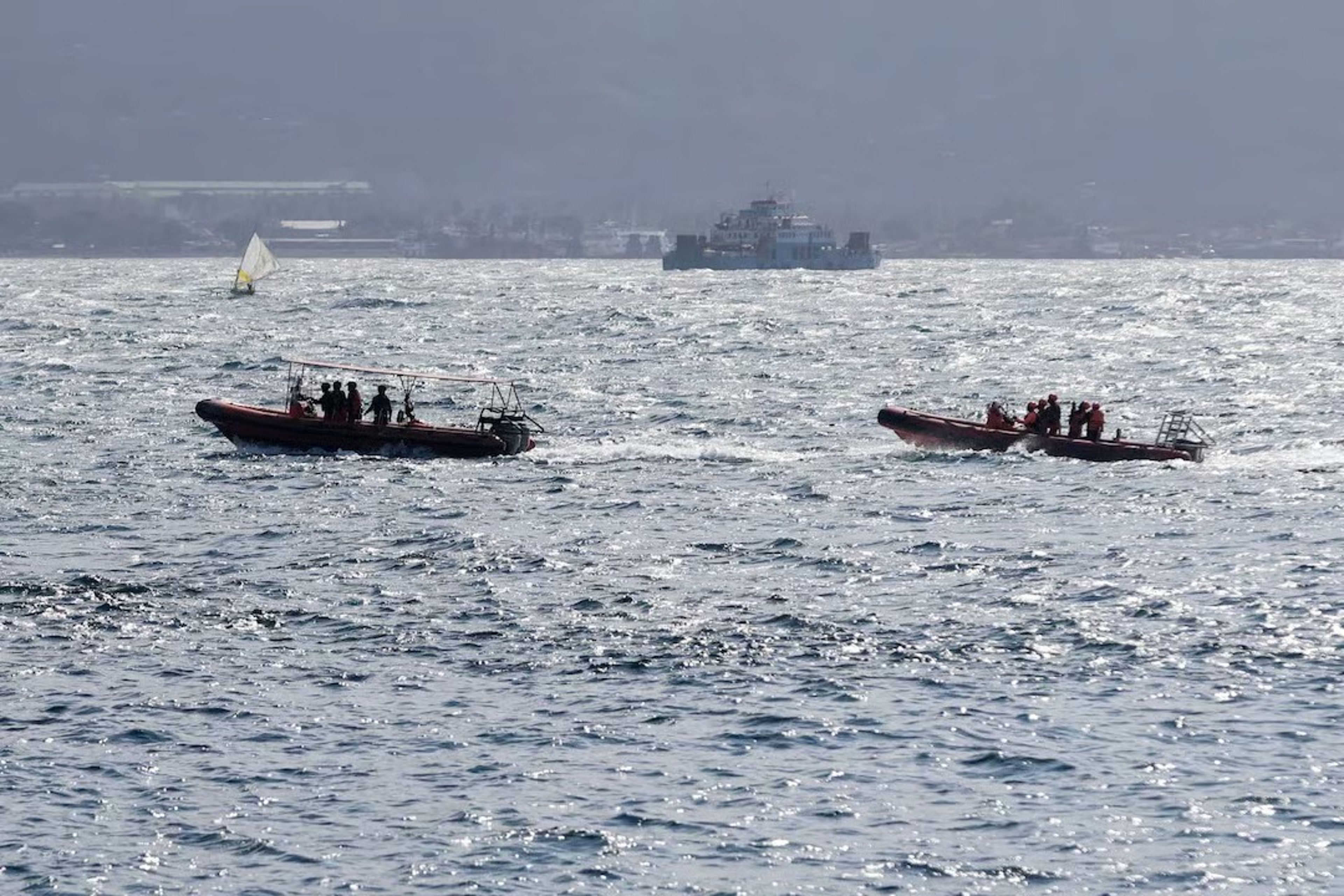 Endonezya'da facia: 65 kişiyi taşıyan feribot battı
