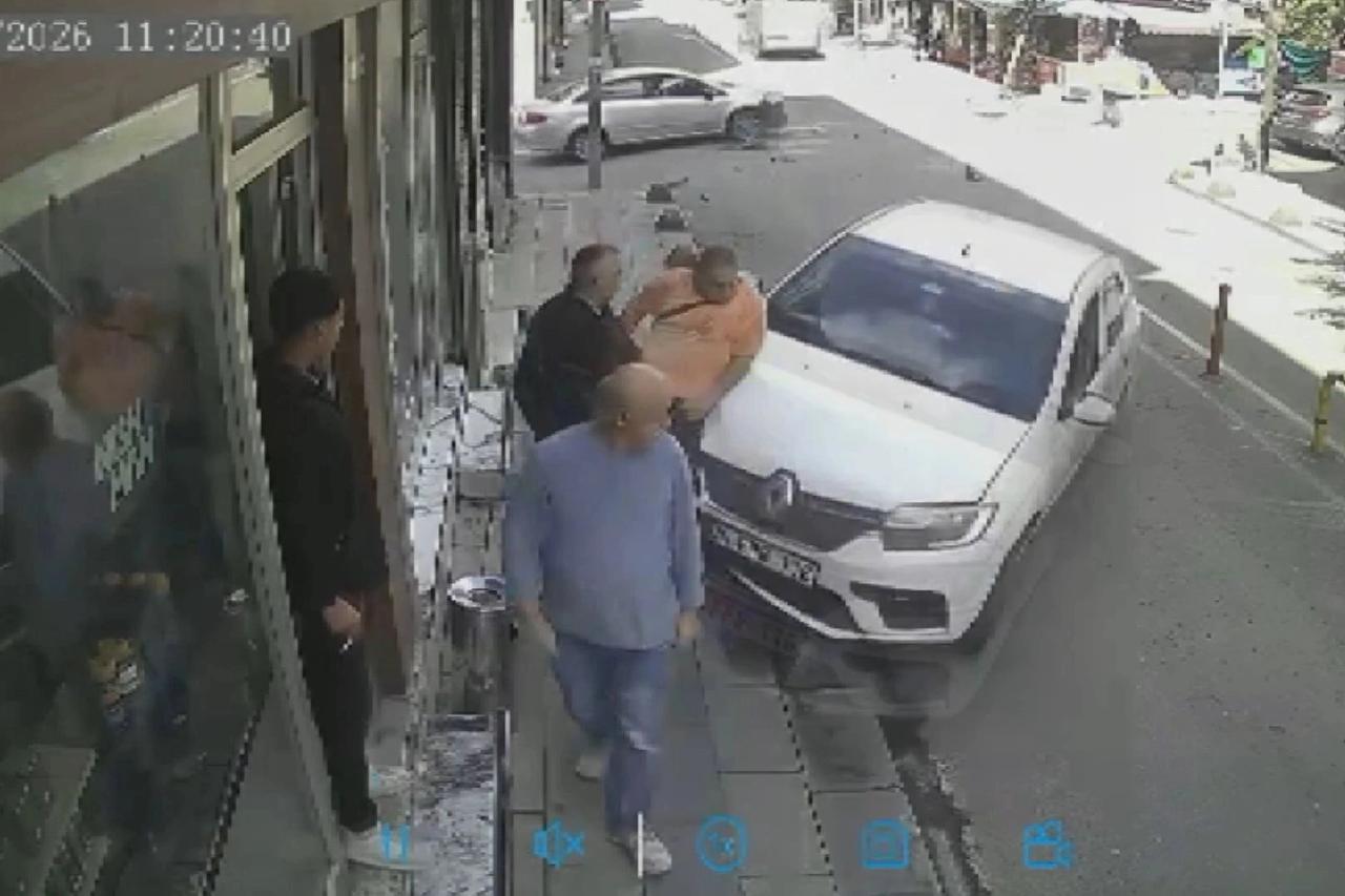 Bayrampaşa'da kazada savrulan otomobil berber dükkanına çarptı: 2'si ağır 5 yaralı