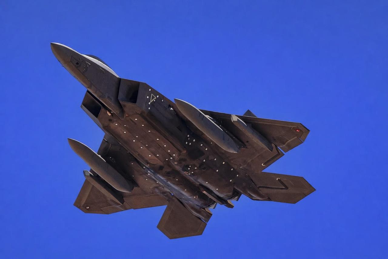 F-22 yeni konfigürasyonla testte