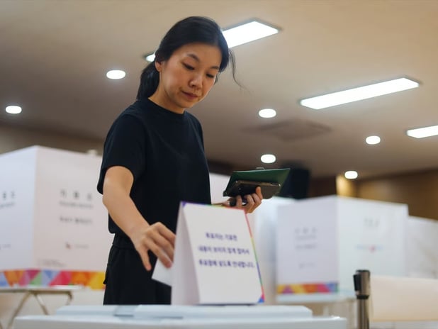 Güney Kore'de tarihi seçim başladı