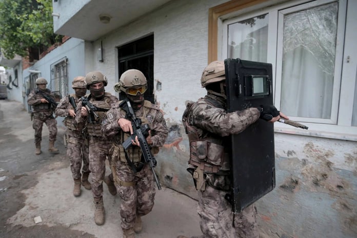 Adana merkezli 7 ilde dev eroin operasyonu: 825 kg eroin ele geçirildi, 30 gözaltı