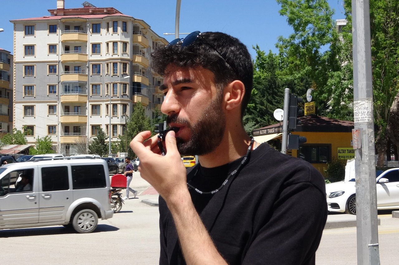 Elektrik kesilince düdüğünü alıp trafiği yönetti