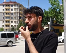 Trafik ışıkları devre dışı kalınca düdüğünü alarak trafiği yönetti