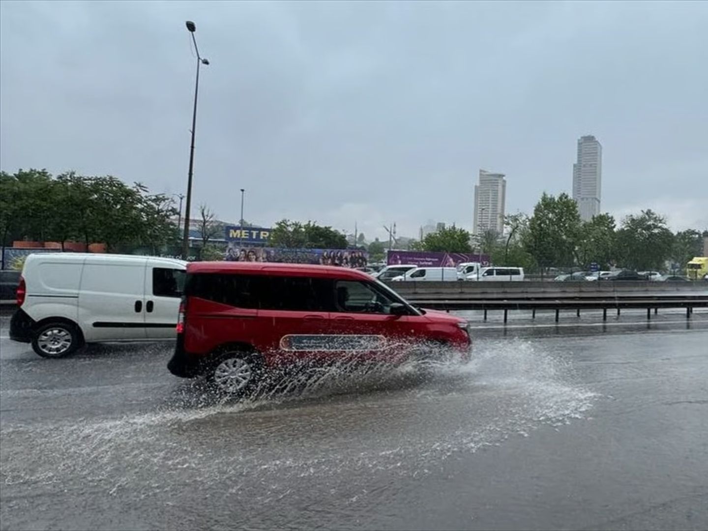 İstanbul'da sağanak ve mesai saati yoğunluğu! Hangi ilçelerde trafik durma noktasına geldi?