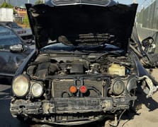 Bursa Yıldırım'da otomobil demir bariyere saplandı