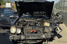 Bursa Yıldırım'da otomobil demir bariyere saplandı