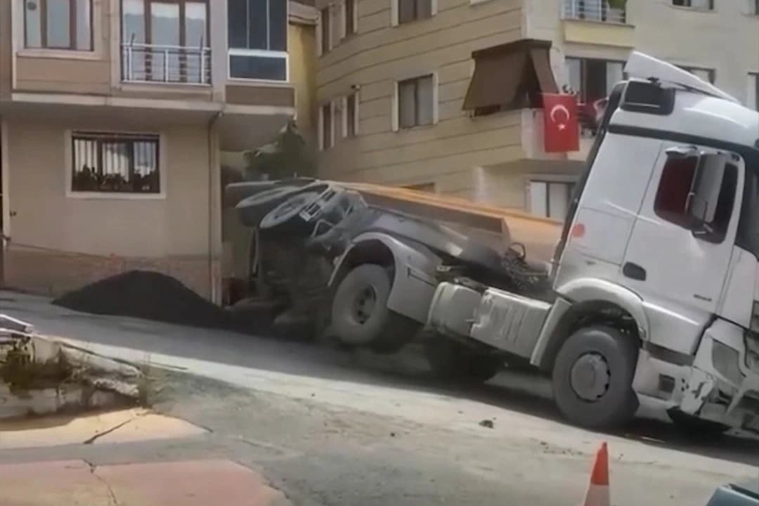 Park halindeki araç damperin altında kaldı
