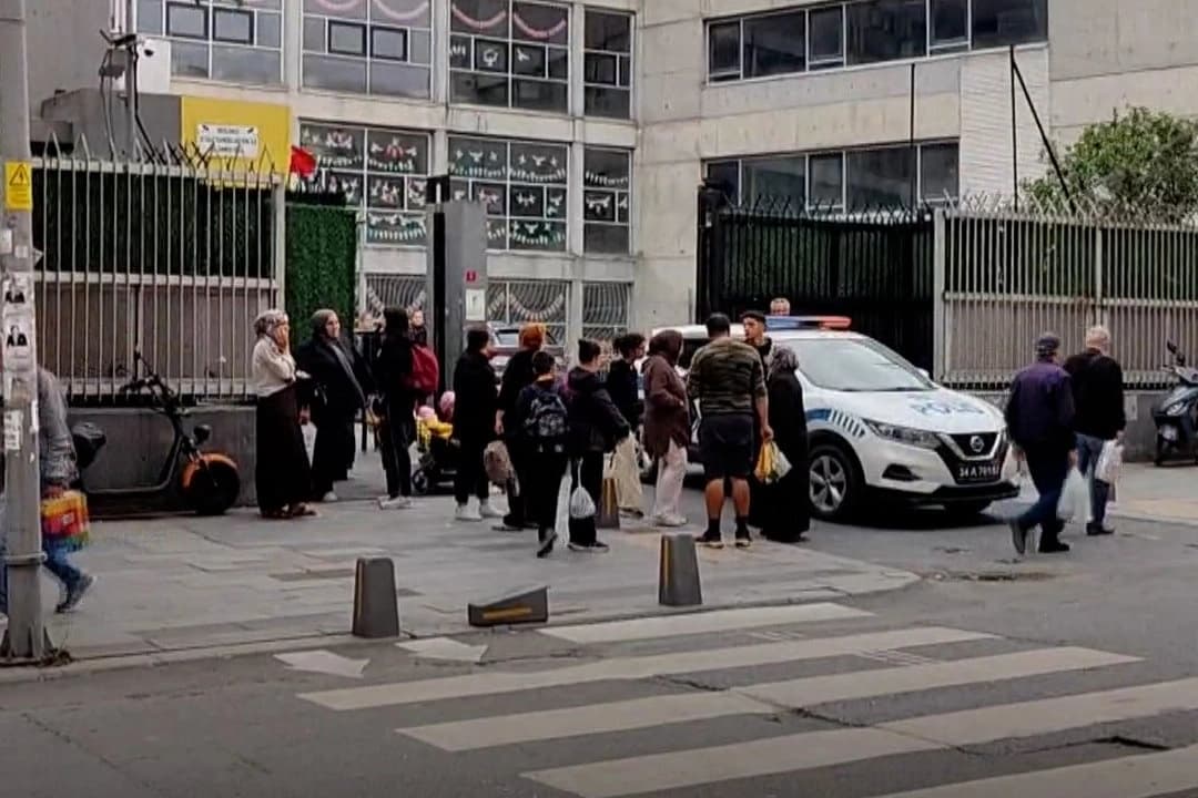 Tabancayı çocukların eline tutuşturdular