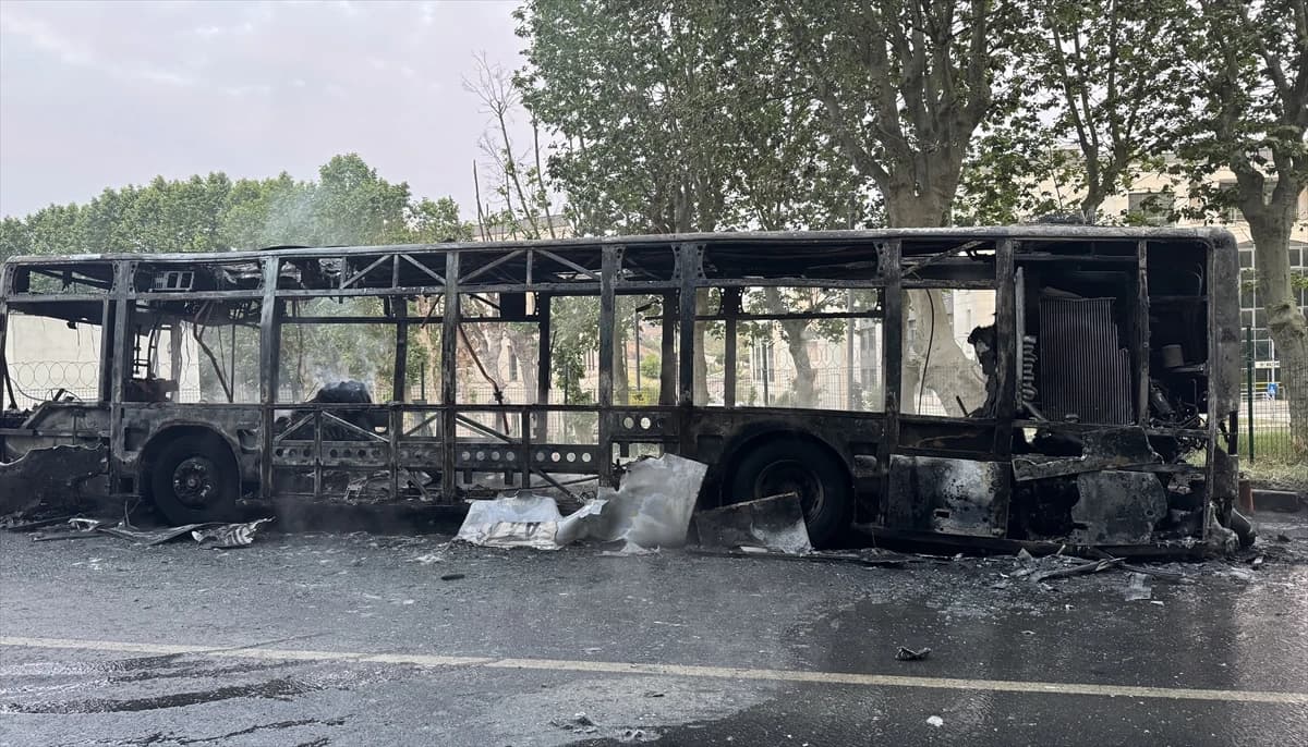 Beykoz'da seyir halindeki İETT otobüsü alev alev yandı