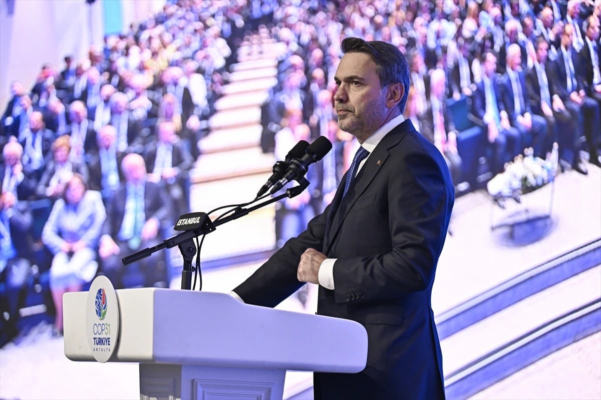 Bakan Bayraktar "altına hücum" benzetmesiyle açıkladı: Dünyada yeni yarış başladı
