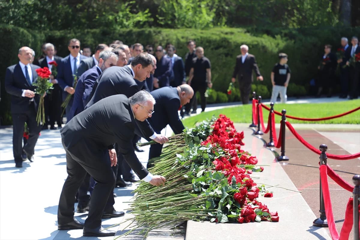 Haydar Aliyev Bakü'de mezarı başında anıldı