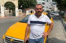 Taksici caddeyi geçip insanların üzerine giden otomobili durdurdu