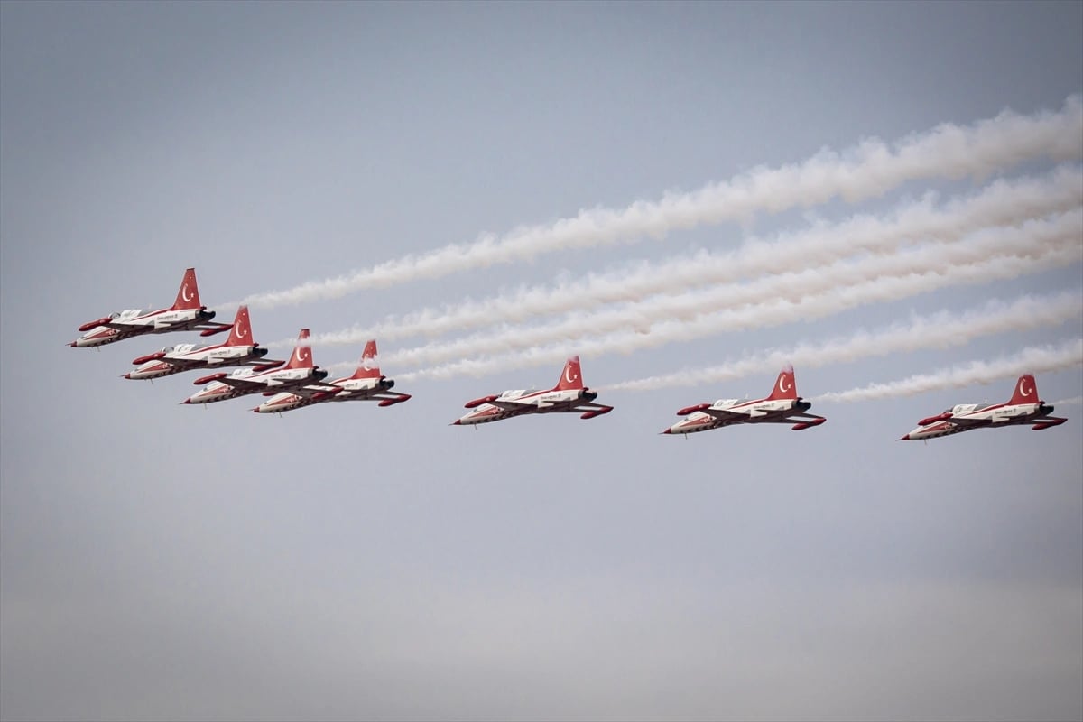 Türk Yıldızları Ankara semalarında parladı