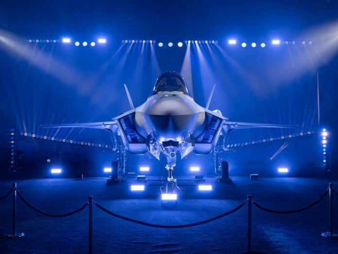 Finlandiya ilk F-35A savaş uçağını resmî törenle tanıttı