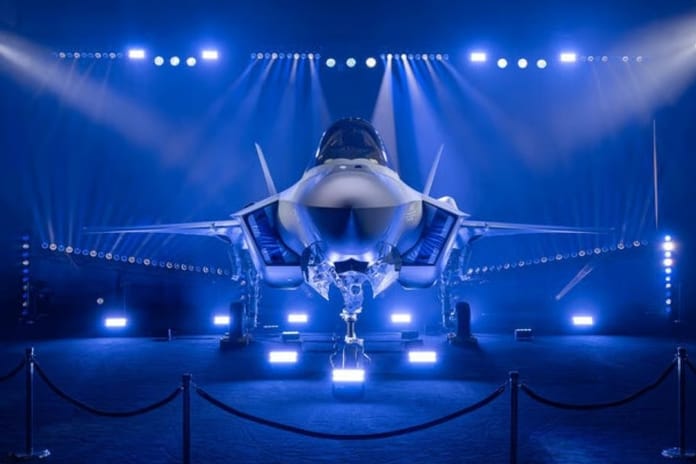 Finlandiya ilk F-35A savaş uçağını resmî törenle tanıttı