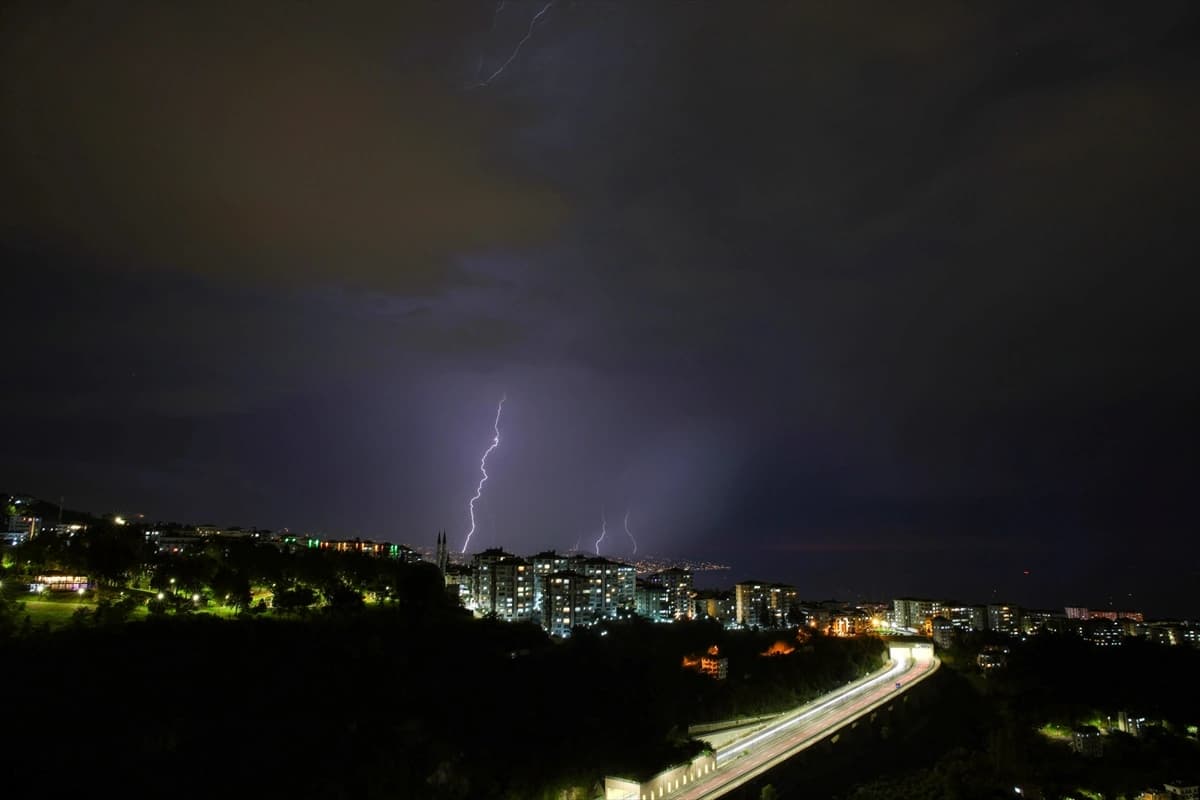 Trabzon semalarını şimşekler aydınlattı