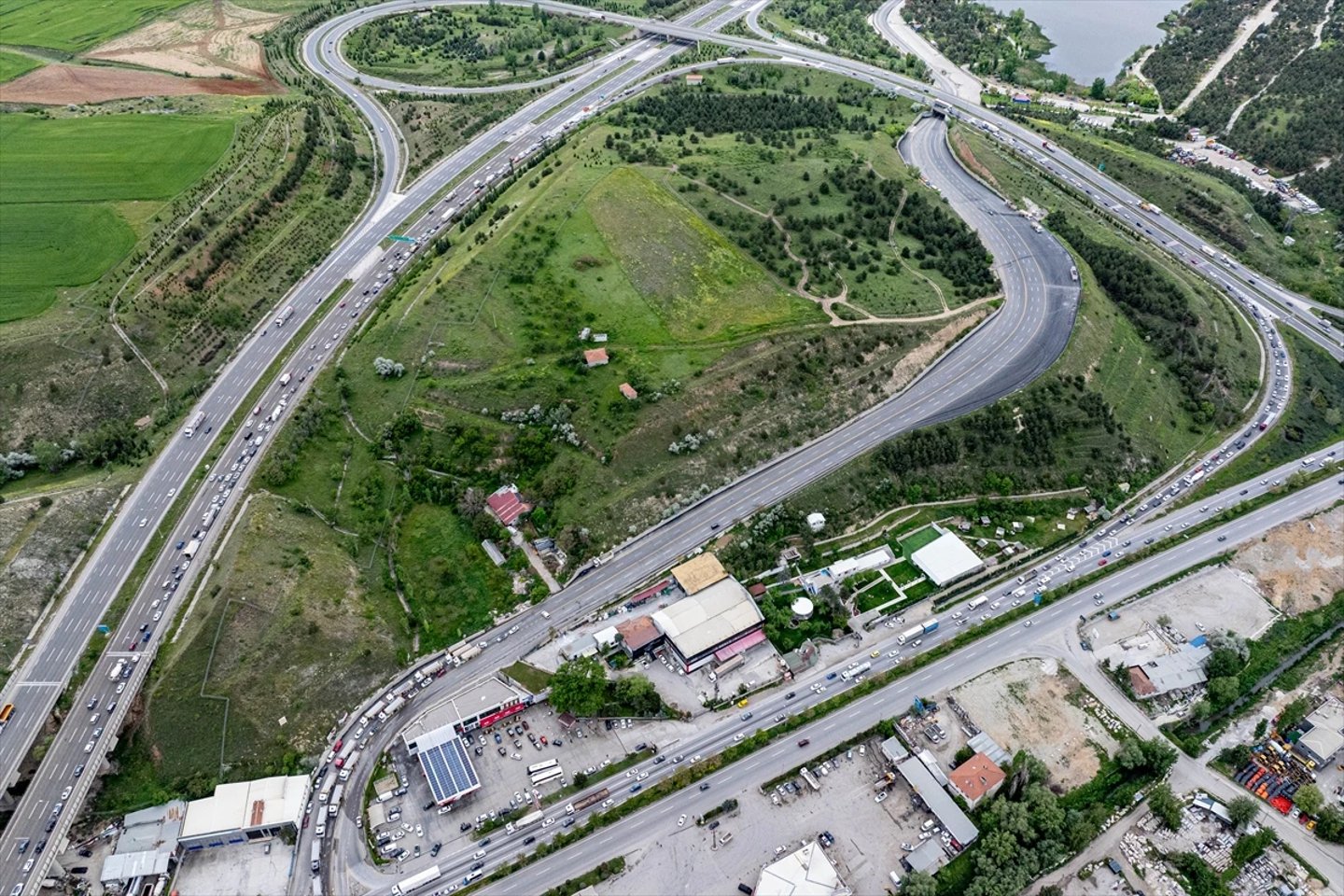 Aana ulaşım arterlerde trafik zaman zaman kilitleniyor