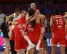 A Milli Kadın Basketbol Takımı, EuroBasket'te ev sahibi Yunanistan'ı yenerek adını çeyrek finale yazdırdı