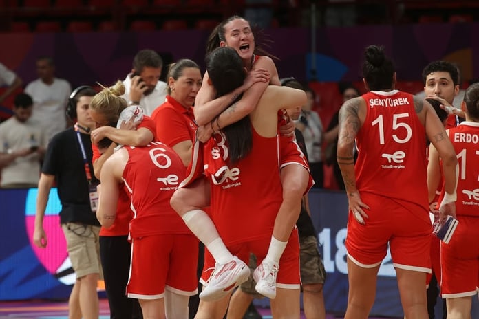 A Milli Kadın Basketbol Takımı, EuroBasket'te ev sahibi Yunanistan'ı yenerek adını çeyrek finale yazdırdı
